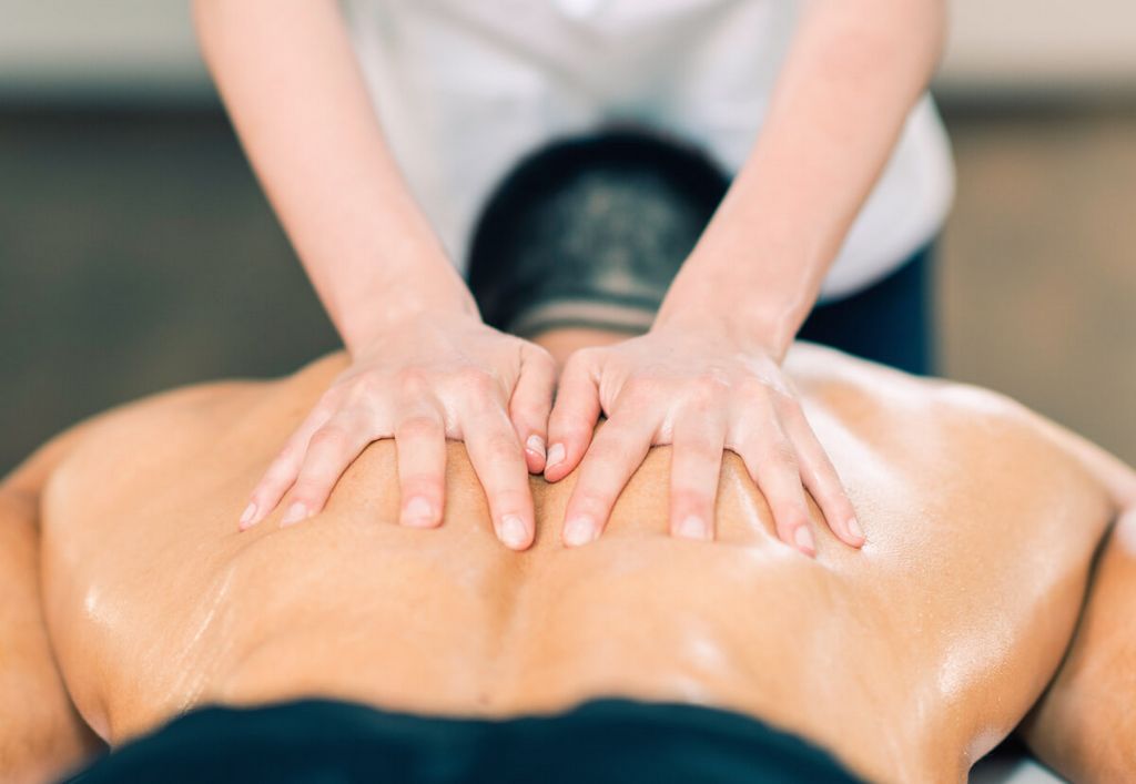 Массаж для двоих: приятный и полезный опыт друг с другом